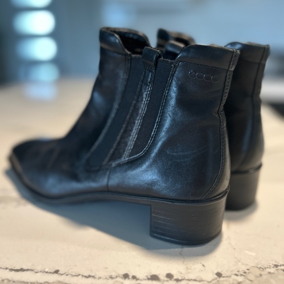 ECCO SIZE 7 ~ Black Chelsea Boots - Picture 2 of 7